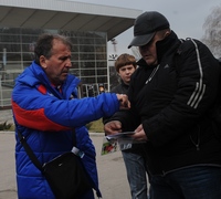 Зико раздает автографы в Донецке, sport-express.ru