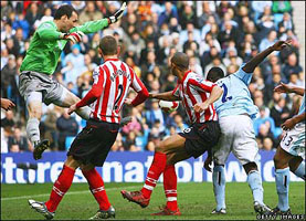 Ричардс забивает