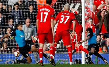 Куйт закладывает первый кирпич, фото AP