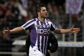 Жиньяк отмечает взятие ворот, AP