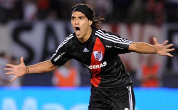 Радамель Фалькао принес победу Ривер Плейт, Fotobaires