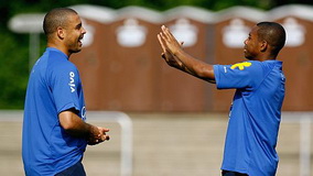 - Ну что, пробежимся по дорожке? - Нет! Вдруг Пеле увидит?!