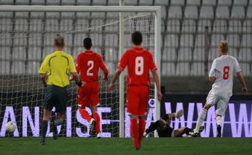 Ларсен забивает, sports.yahoo.com