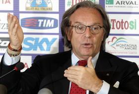 Да они вообще должны за еду работать! ilcannocchiale.it