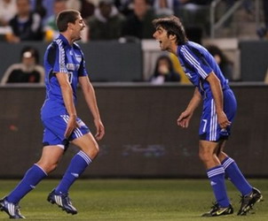 Клаудио Лопес отмечает забитый гол, АР