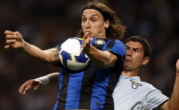 Ибра и Коларов - борьба не для детских, фото АР