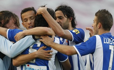 Эспаньол празднует гол в ворота Валенсии, Reuters