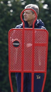 Венгер купит парочку стопперов, Reuters