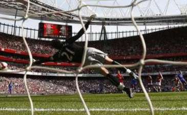 Анелька поражает ворота, Reuters