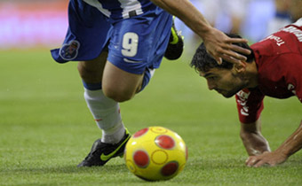 Игрок Трофенсе символизирует поверженного врага, фото Getty Images