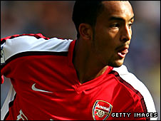 Уолкотта разрывают между молодежной и первой сборными