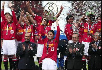 Капитан Уравы Редс Кейта Судзуки с кубком Лиги Чемпионов АФК-2007