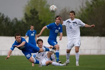 Владимир Романенко (лежит) и днепряне, fcdnipro.ua