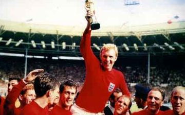 Бобби Мур с главным трофеем