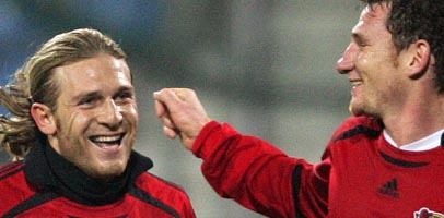 Фрайер поздравляет Воронина, kicker.de