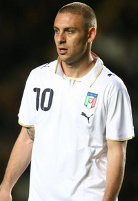 А белое ему идет, не находите?