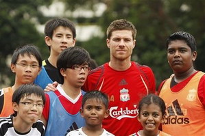 Алонсо и любящие фаны, AP