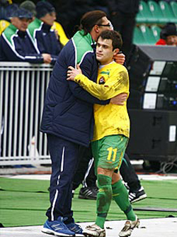 Касаев принимает поздравления Овчинникова, фото sports.ru