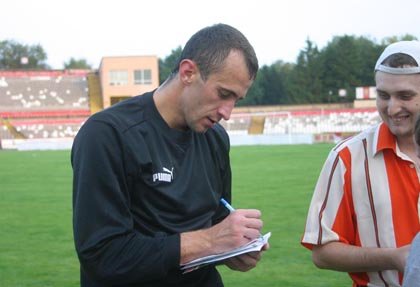 Раздача автографов набирает ход, фото ТелеграФ