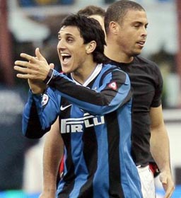 Николас Бурдиссо на фоне Легенды