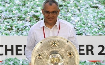 Феликс Магат с трофеем, АР