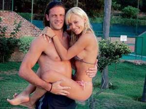 Есть кому позаботиться о больном (Демикелис с женой, гуглите Евангелина Андерссон)