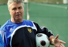 Гус Хиддинк, фото mirror.co.uk