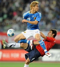 Кайсуке Хонда (сверху), AFP