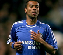 Эшли Коул продлил контракт с Челси