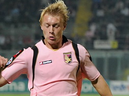 Симон Кьяер, mirror.co.uk