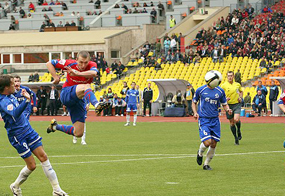 Мамаев забивает первый гол Динамо, фото red-army.ru