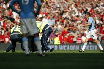 Крейг идет утихомиривать фана, фото АР