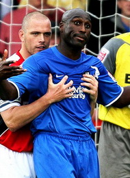 Сол Кэмпбелл и... какой-то неизвестный