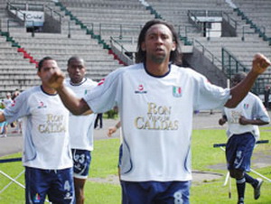 Виафара забивает за Онсе Кальдас