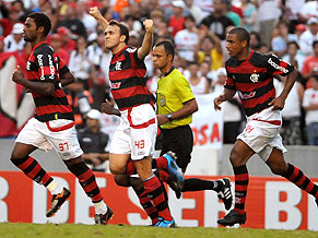 Деян Петкович (в центре), globo.com