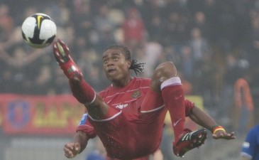 В полете Адольф Тейку, фото ФК Днепр