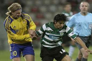 Лайзанс (в желтом) хоть и забил, но выиграть Вентспилсу не помог, Reuters