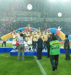 Ривалдо с долгожданным трофеем, www.pfl.uz