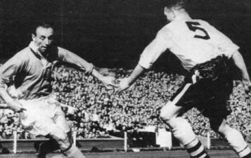 Стэнли Мэттьюз идет в обводку