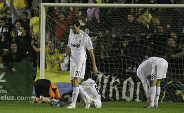 Игроки Реала занимают боевую позицию, фото AP