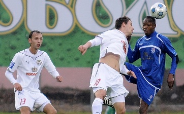 В этот раз Идахора не удержали, фото Ильи Хохлова Football.ua