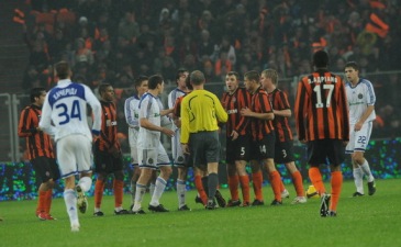 Судья в центре событий, фото shakhtar.com