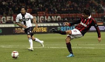 Боррьелло забивает, фото Reuters