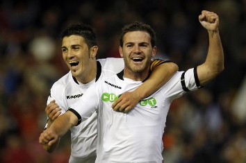 Вилья поздравляет Мату, Getty Images