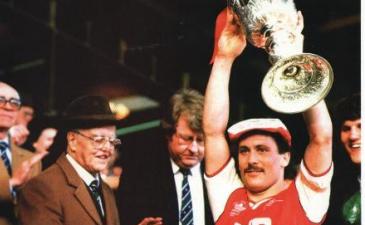 Кенни Сэнсом с первым трофеем Арсенала Грэма