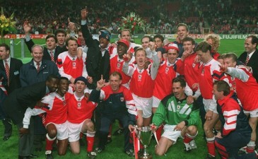 Арсенал с первым и последним еврокубком в истории, фото uefa.com