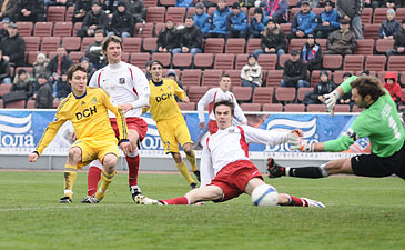 Денис Олейник - герой поединка! Фото Игоря Снисаренко, Football.ua