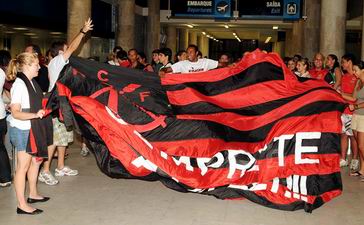 Фаны Фламенго встречают своих любимцев, globo.com