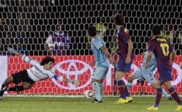 Бускетс (за кадром) сравнивает счет, АР