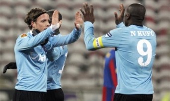 Нкуфо поздравляет Стама, АР